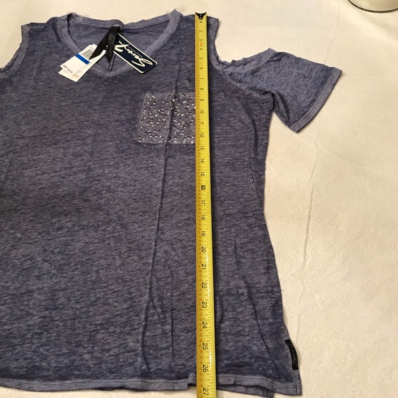 Cold Shoulder Tee - Picture 4 of 5